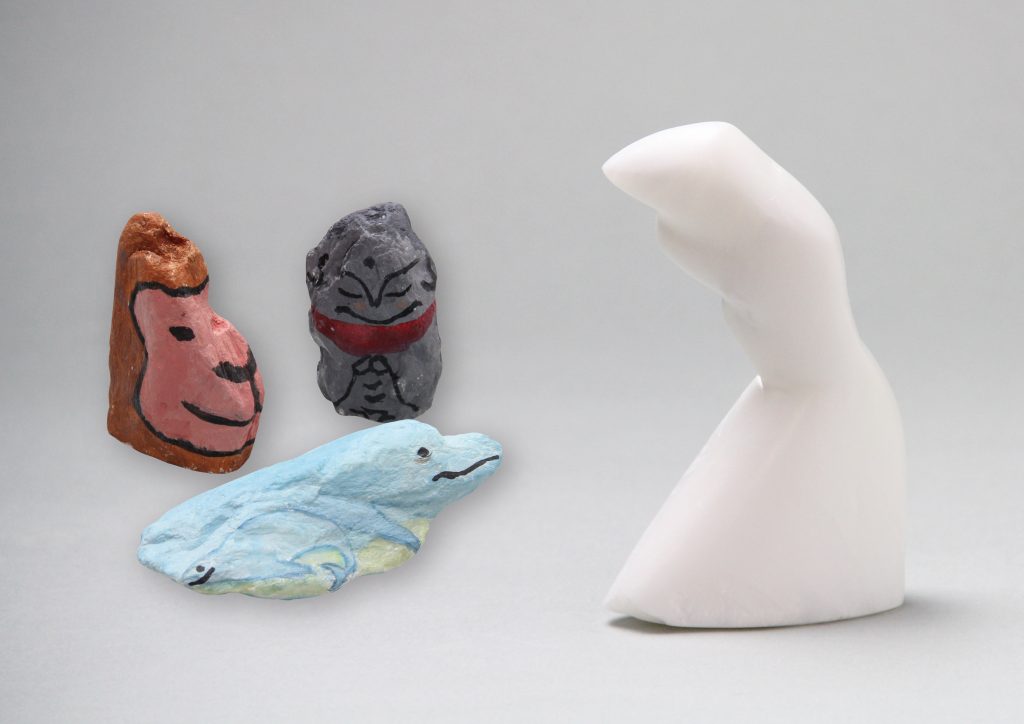 白い石ころアートの画像